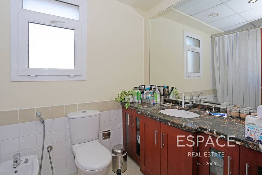 13 Well Maintained - 2 Bedrooms - Large Garden