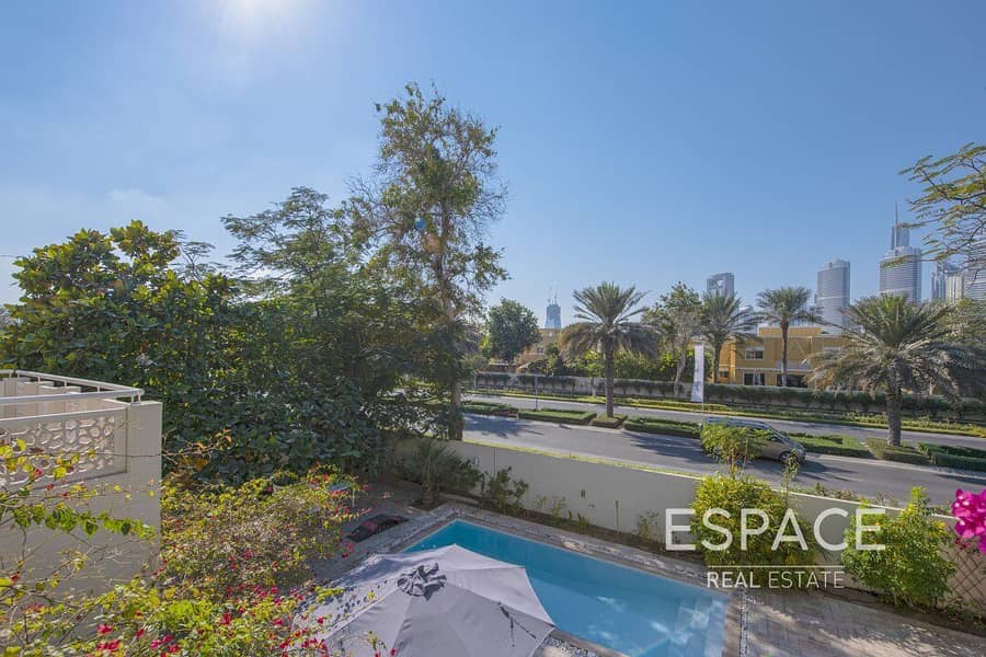 2 Exclusive | Close to Souk | Private Pool