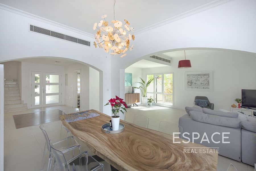 6 Exclusive | Close to Souk | Private Pool