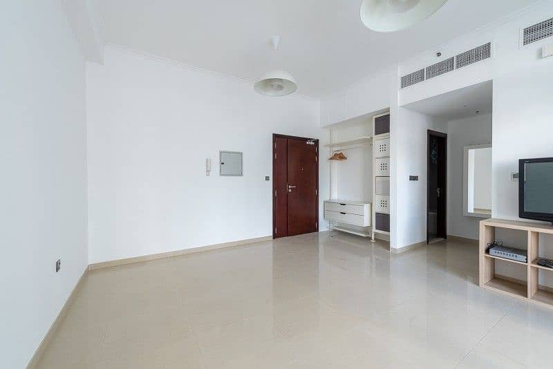 2 Vacant Spacious| Close Kitchen| With balcony