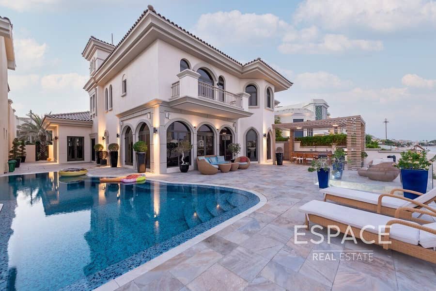 Upgraded 4 Bed Atrium Entry | High Number Villa with Skyline Views
