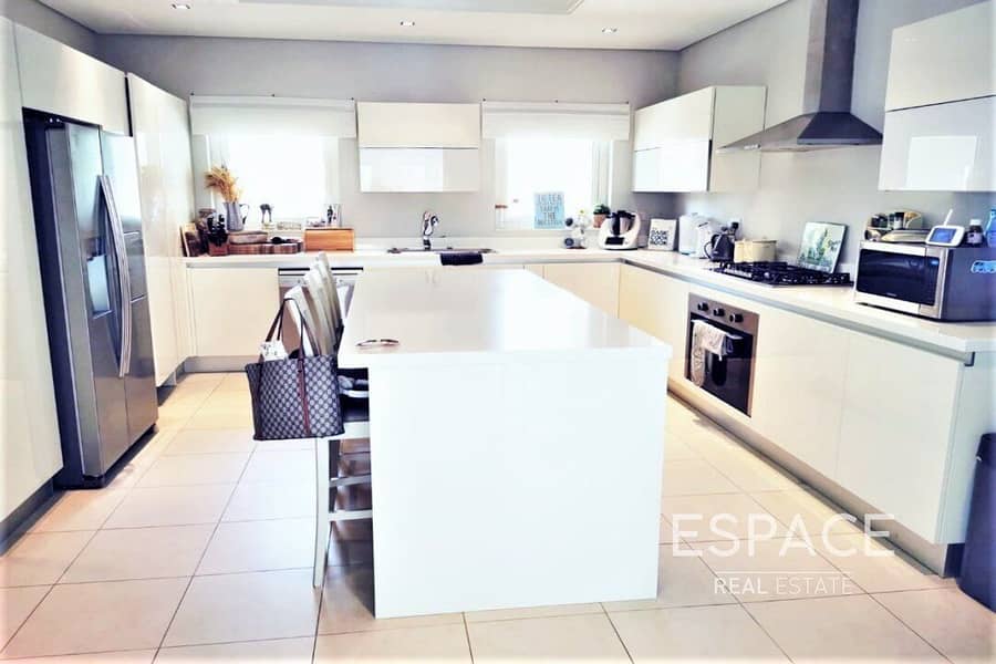 7 Corner Plot | Upgraded | 6 Beds Landscaped