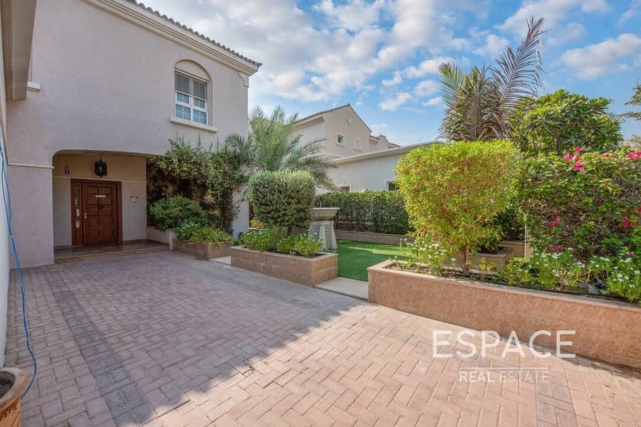 2 Immaculate Garden | 4 Minutes from Pool