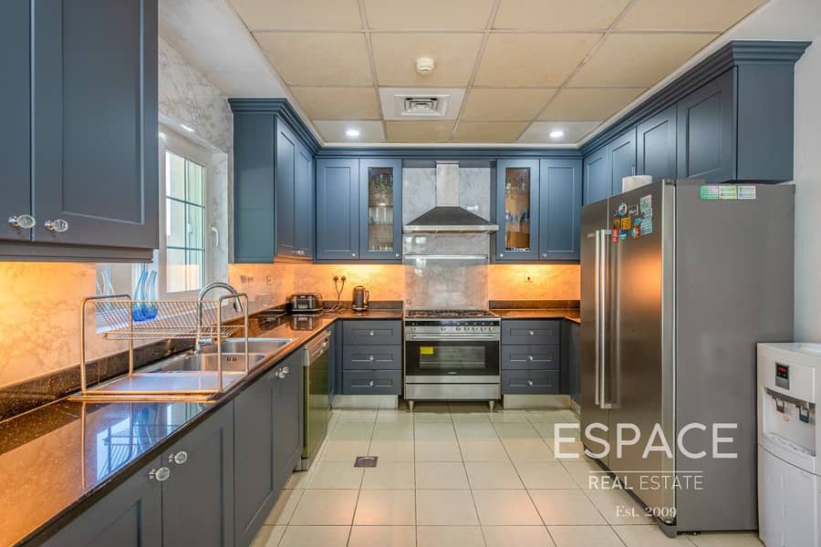 6 6 Bed | Vacant in Dec | Upgraded Kitchen