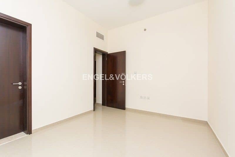 10 Corner Unit | Mid Floor | Closed Kitchen