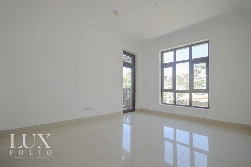 4 OT Specialist | Pool View | Bright Apartment