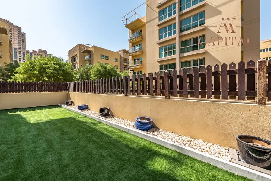 13 EXCLUSIVE | Fully Upgraded | Courtyard with Jacuzzi