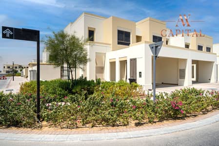 4 Bedroom Townhouse for Rent in Town Square, Dubai - Island kitchen | Next to the pool and amenities