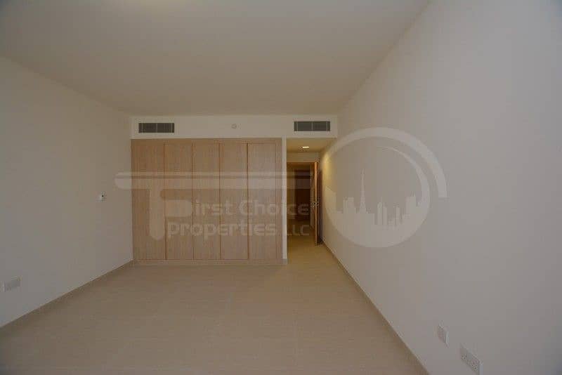 13 Astonishing 3BR Apartment in Al Raha Beach
