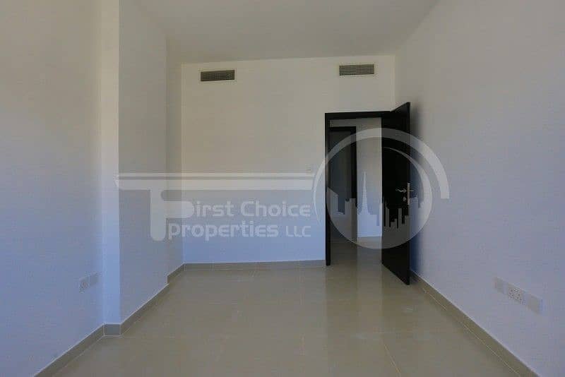 9 Sale: Amusing Closed Kitchen 3BR Apartment