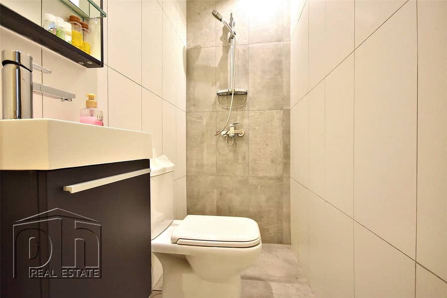 10 Upgraded Bathrooms|Immaculate|Large plot