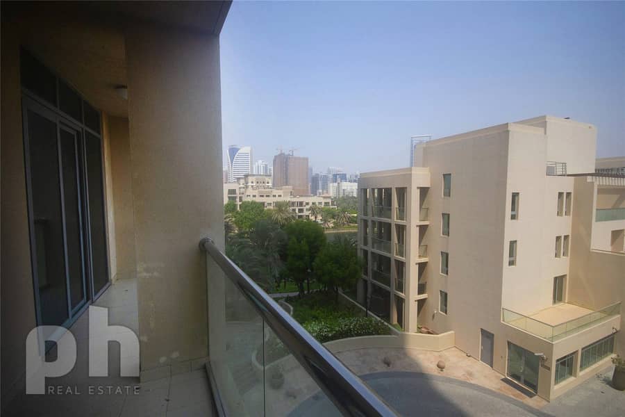 11 Fantastic large vacant apartment with lake view