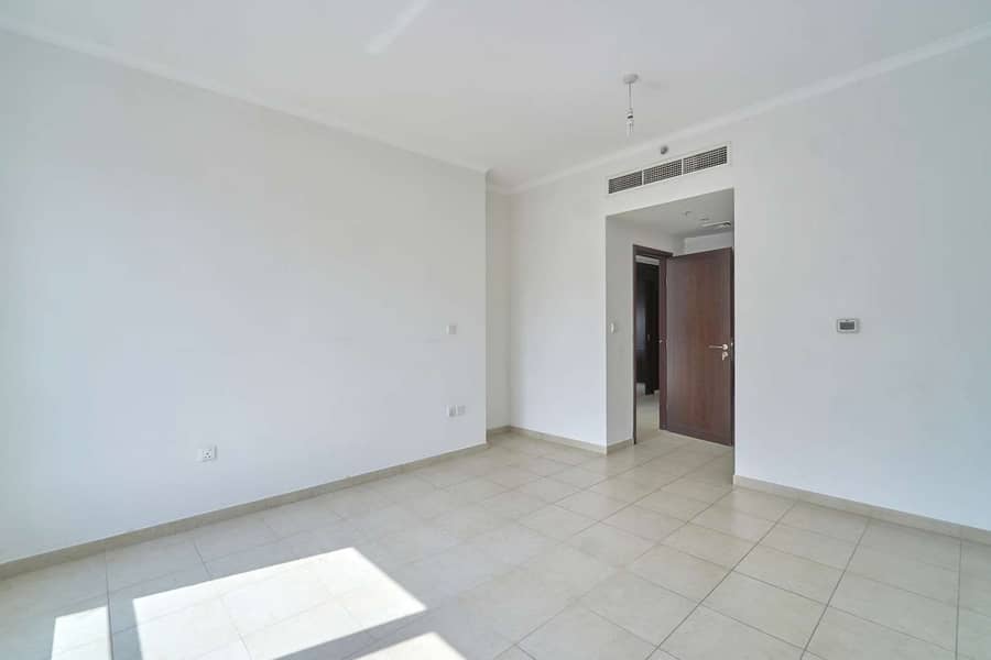 12 Well-Maintained Apartment with Large Layout