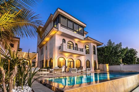 5 Bedroom Villa for Sale in Palm Jumeirah, Dubai - Incredible Fully Furnished Sea-Facing Villa on Palm Jumeirah