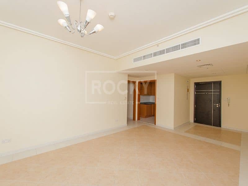 شقة في برج القرن 21 شارع الشيخ زايد 3 غرف 90000 درهم - 5104517