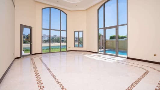 4 Bedroom Villa for Sale in Palm Jumeirah, Dubai - Magnificent Beachfront Villa