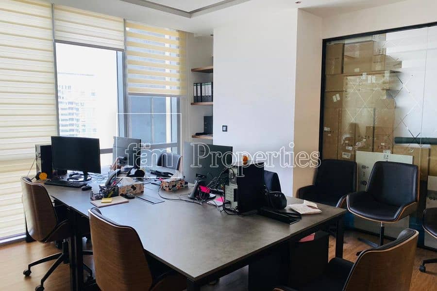 18 Prestigious office unit with high-end amenities