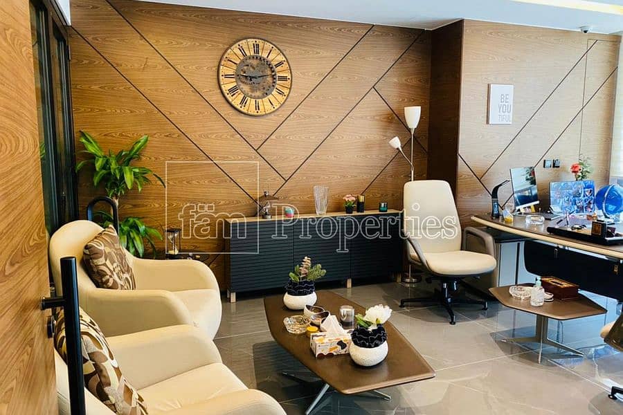 25 Prestigious office unit with high-end amenities