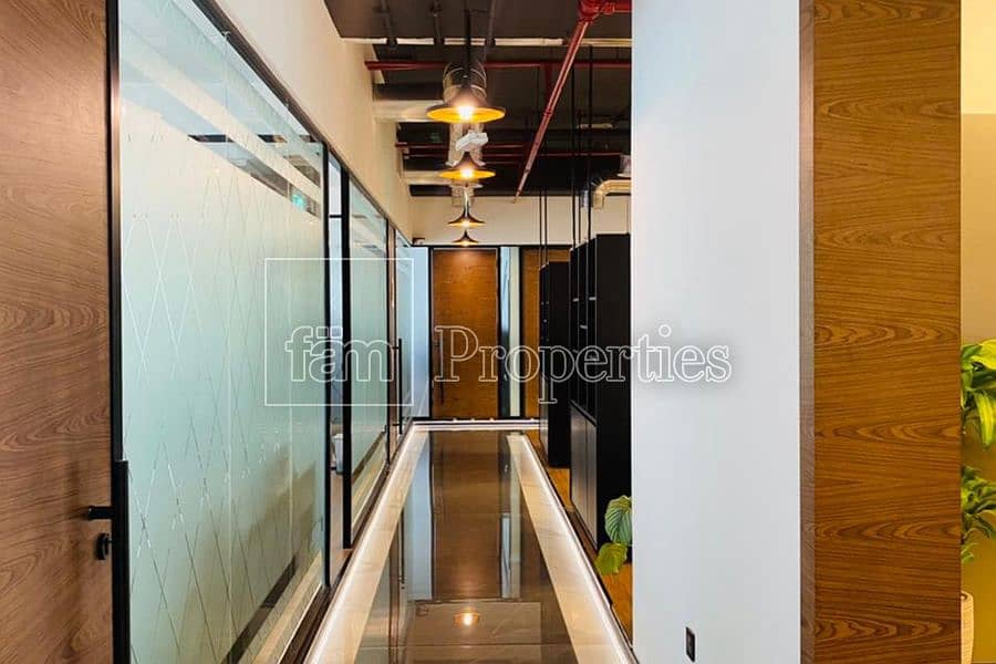 33 Prestigious office unit with high-end amenities