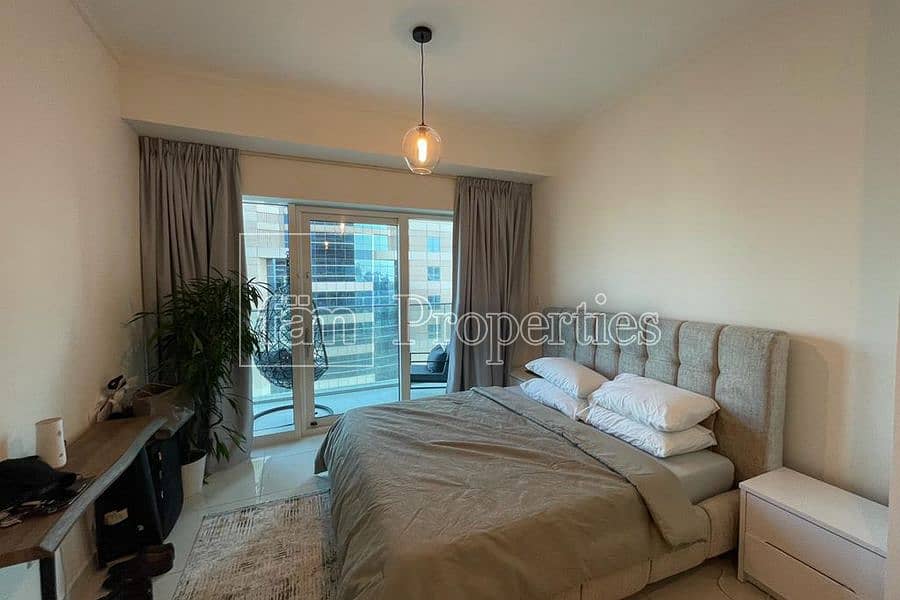 9 Central location with sea view| High Floor