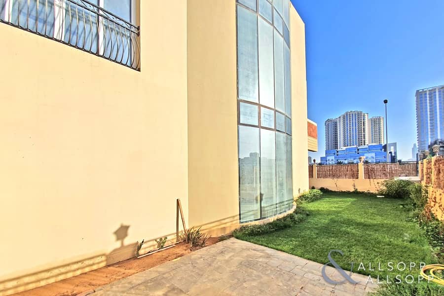 20 Large Corner Unit | Vacant Now | 3 Beds