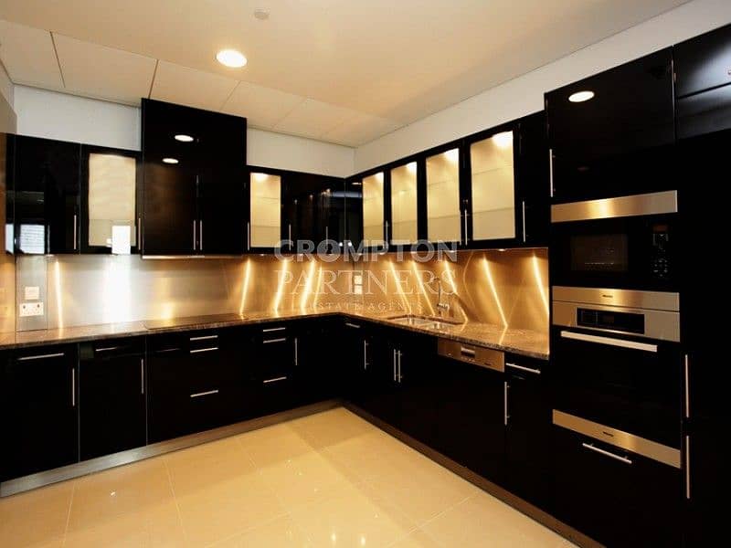 10 Sea View Luxury Apartment |High Standard |Maid's