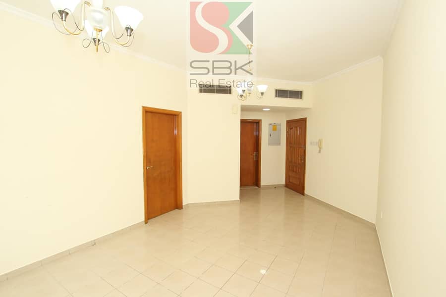 شقة في بناية الاماني،الكرامة 1 غرفة 40000 درهم - 5182920