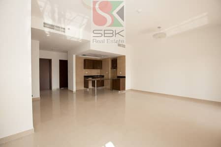 فلیٹ 2 غرفة نوم للايجار في قرية جميرا الدائرية، دبي - شقة في الضاحية 12 قرية جميرا الدائرية 2 غرف 58000 درهم - 4945019