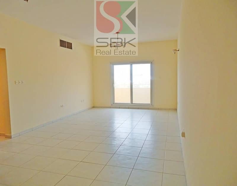 شقة في بناية النصر 2،عود ميثاء،بر دبي 3 غرف 73000 درهم - 5253434