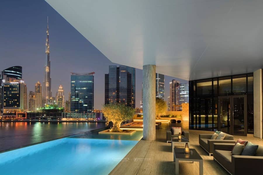 Exquisite Full-Floor Waterfront Home in Exclusive Building Exquisite Full-Floor Waterfront Home in Exclusive Building