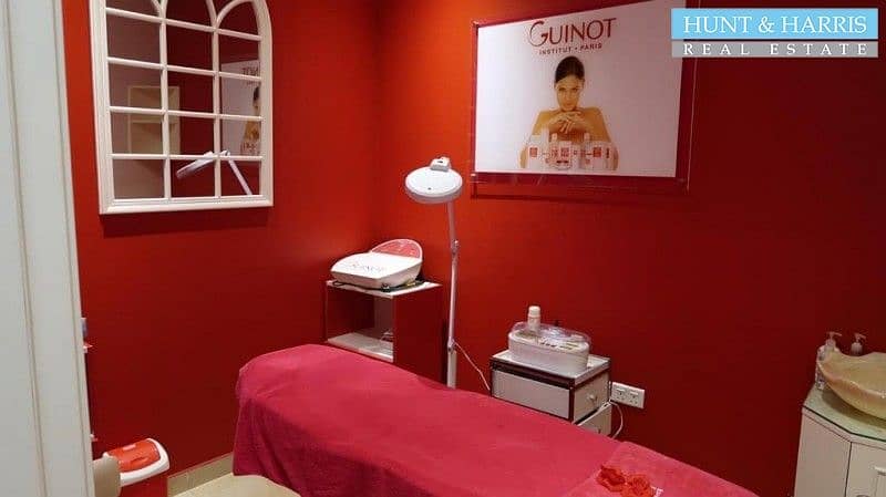 6 Amazing Fitted Salon - Fully Equipped