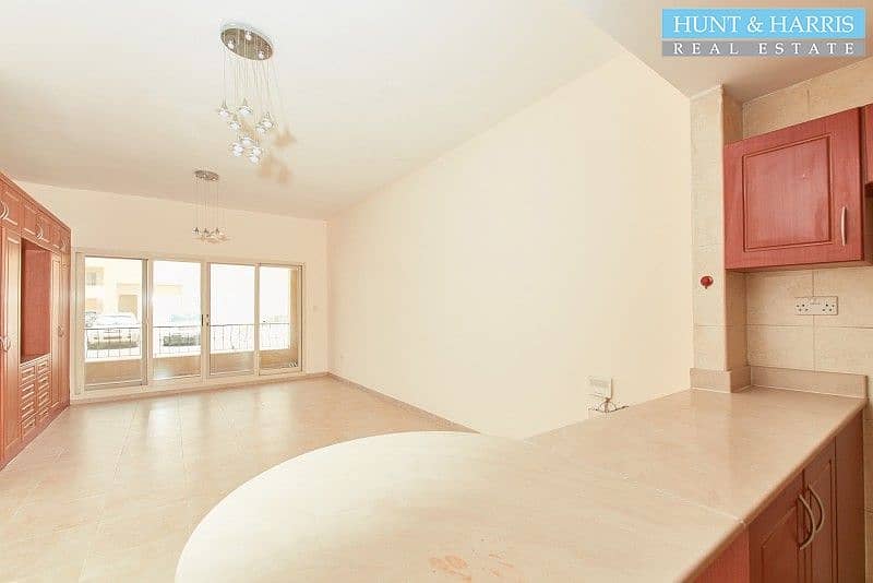 2 Ground Floor Studio - Ease of Access - Close to the Mall