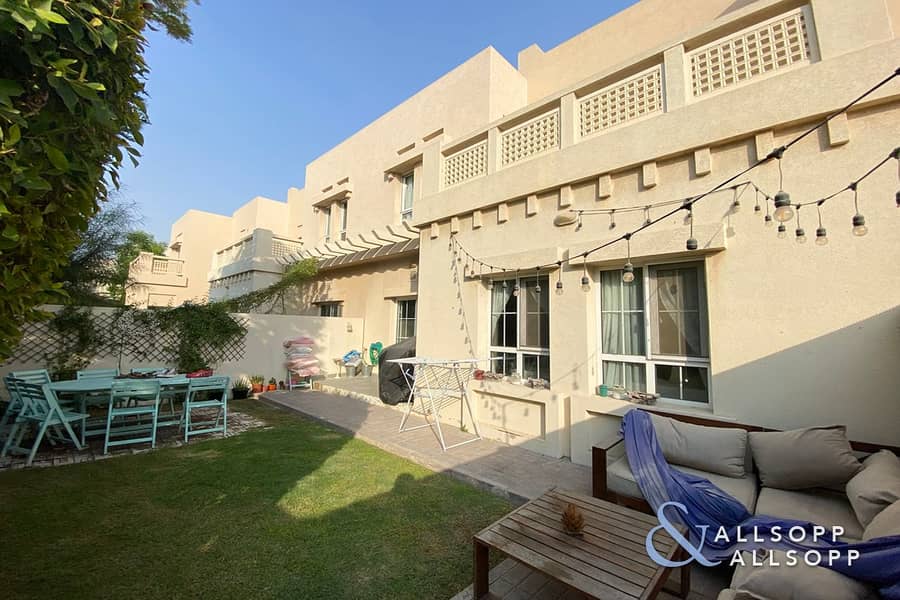 Great Condition | Opposite Park | 3 Beds
