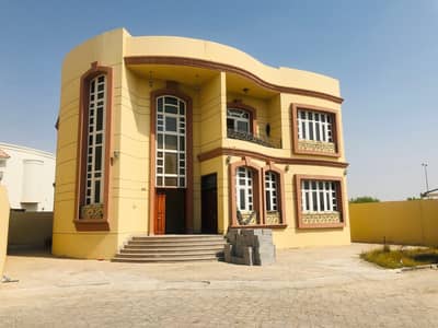 4 Bedroom Villa for Rent in Mohammed Bin Zayed City, Abu Dhabi - Looks like Brand New Villa in Family Compound AED 130k