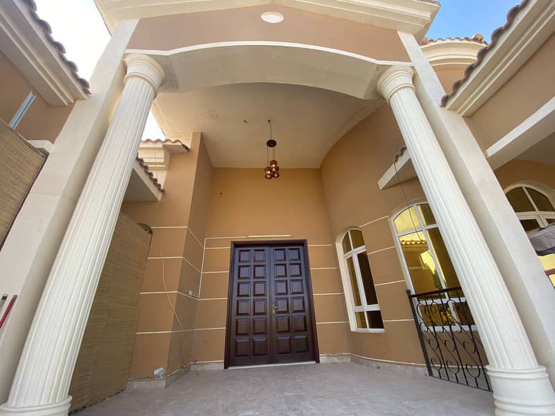 Beautiful 2 Bedrooms Hall, Maid-Room, Townhouse with Common Garden at Al Shamkha