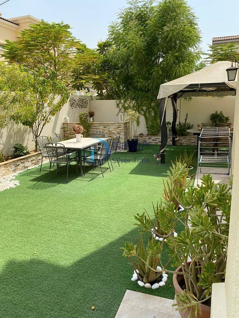 10 Upgraded/Well Maintained/ Landscaped Garden