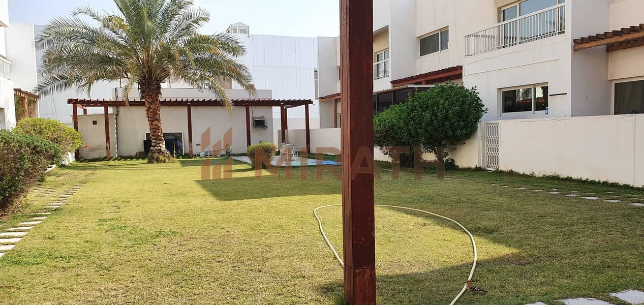 WELL MAINTAINED 4BR VILLA WITH SHARED GARDEN WELL MAINTAINED 4BR VILLA WITH SHARED GARDEN
