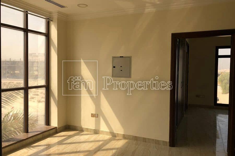 6 Modern townhouse with nearby schools & ameniti