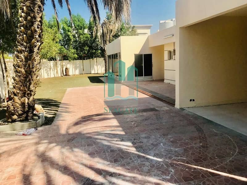 Nice 3 bedroom single storey villa with private garden in Jumeirah 1