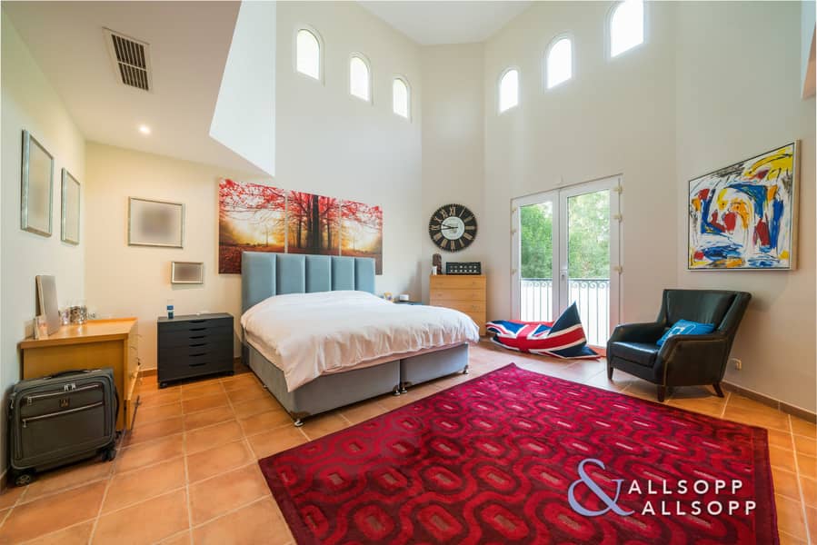35 6 Bedrooms | Ideal Location | Upgraded