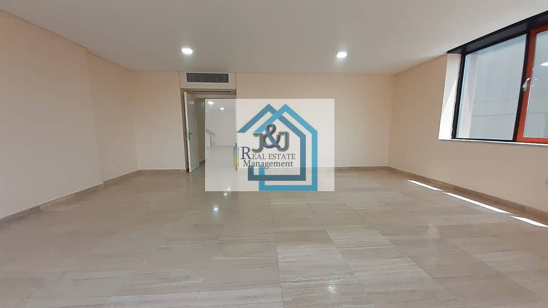 شقة في شارع حمدان 4 غرف 100000 درهم - 4620560