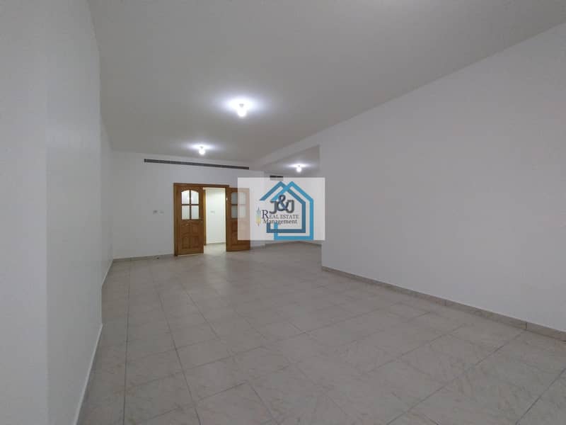 شقة في شارع الكورنيش 3 غرف 89000 درهم - 4578255
