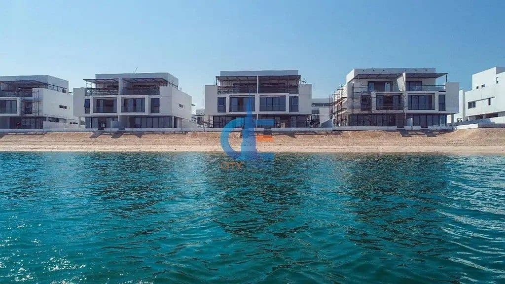 فيلا جاهزة للاستلام 5 غرف في أول مشروع باطلالة مباشرة على شاطئ الممزر  بالشارقة باقساط 3 سنوات من المطور مباشرة