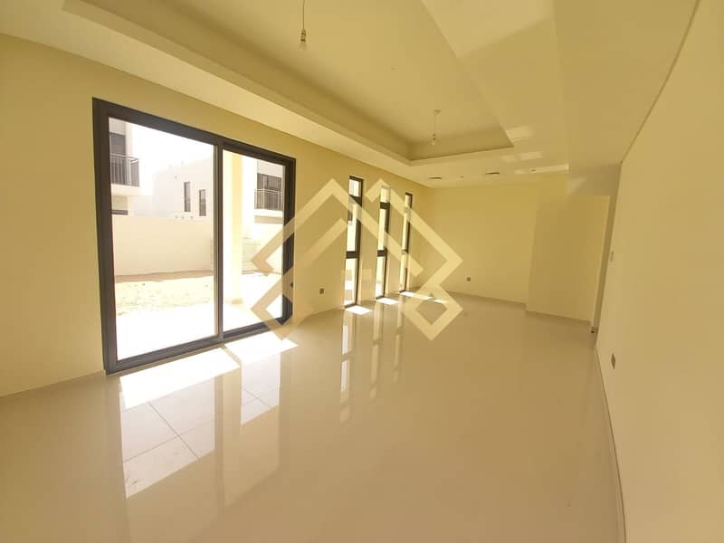 VILLA | BIG LIVING | CLOSE KITCHEN | LOW RENT.