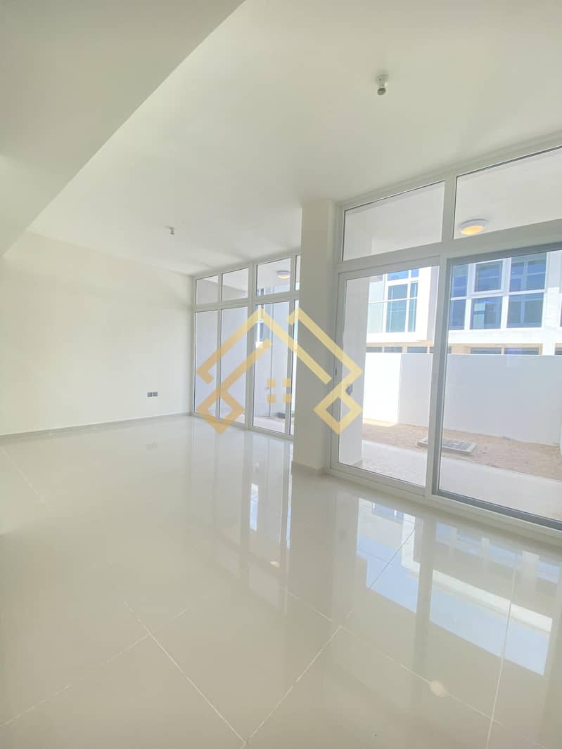 1 | 3-Bedroom Townhouse in 50k With  6 Cheques 3 months grace period