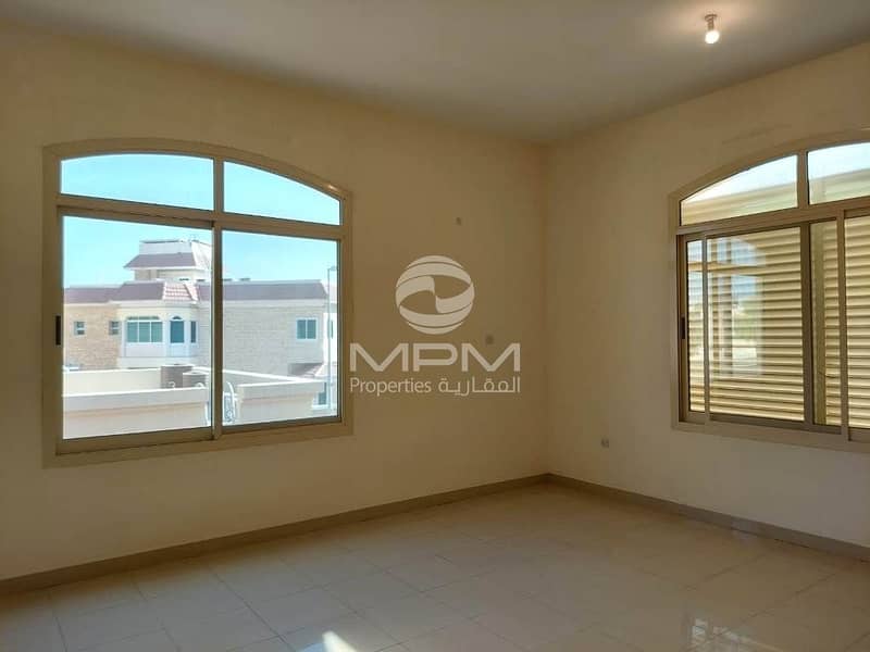 4 Spacious and Luxuries Villa | Balcony | Parking