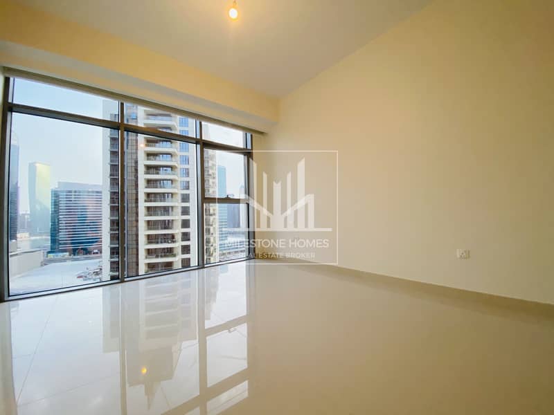 5 Blvd View | One Bed + Study | Massive |