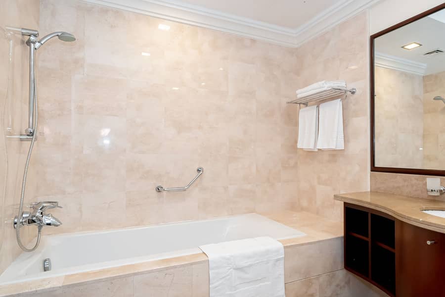 21 Master Bathroom: bathtub & shower cabine