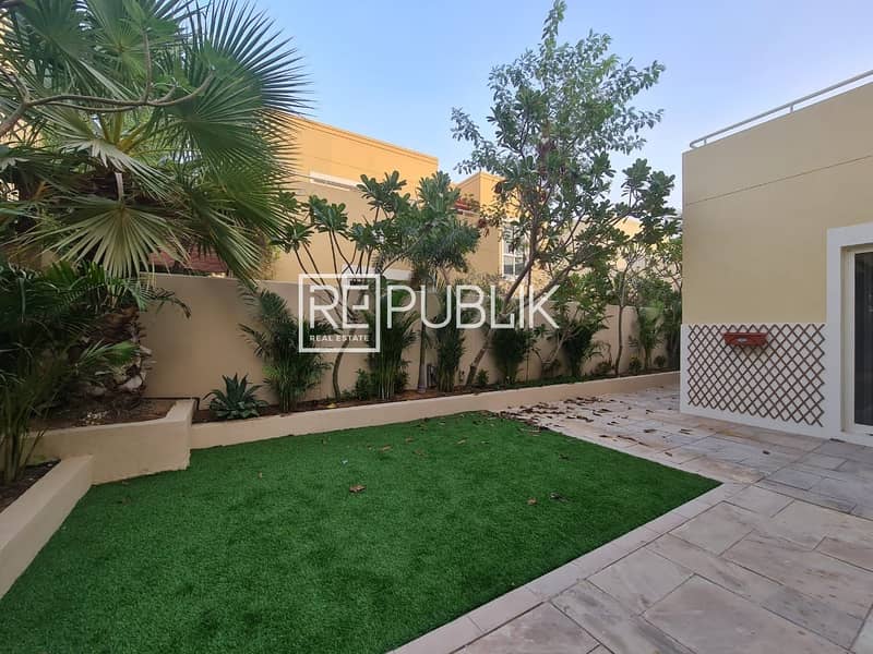 Brilliant 3BR Villa with Great Interior and Garden