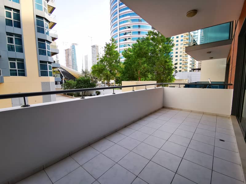 Large 1BR Unfurnish | Big Balcony | Close to Metro